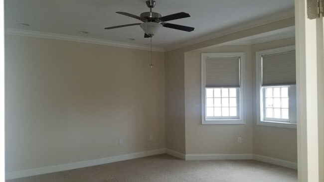 Building Photo - DOWNTOWN LIVING! BEAUTIFUL 3 Bed 2 full 2 ...