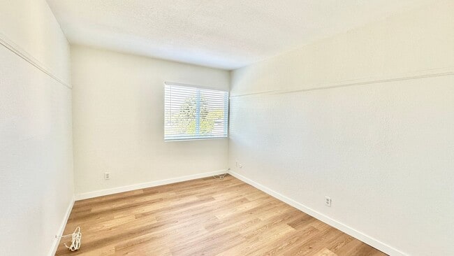 Building Photo - Darling, Upstairs, Corner-End Condo Unit i...