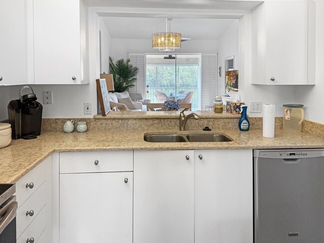 Building Photo - 14980 Vista View Way