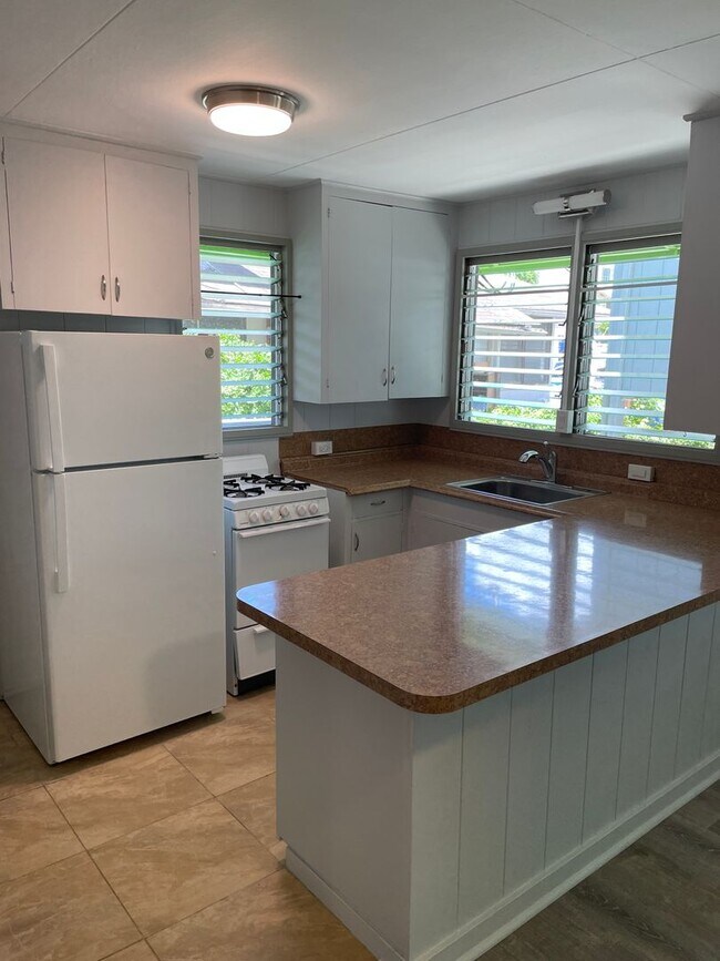 Building Photo - Kuakini - 2 Bdrm/1 Bath/1 Prkg - Puuhue Pl...