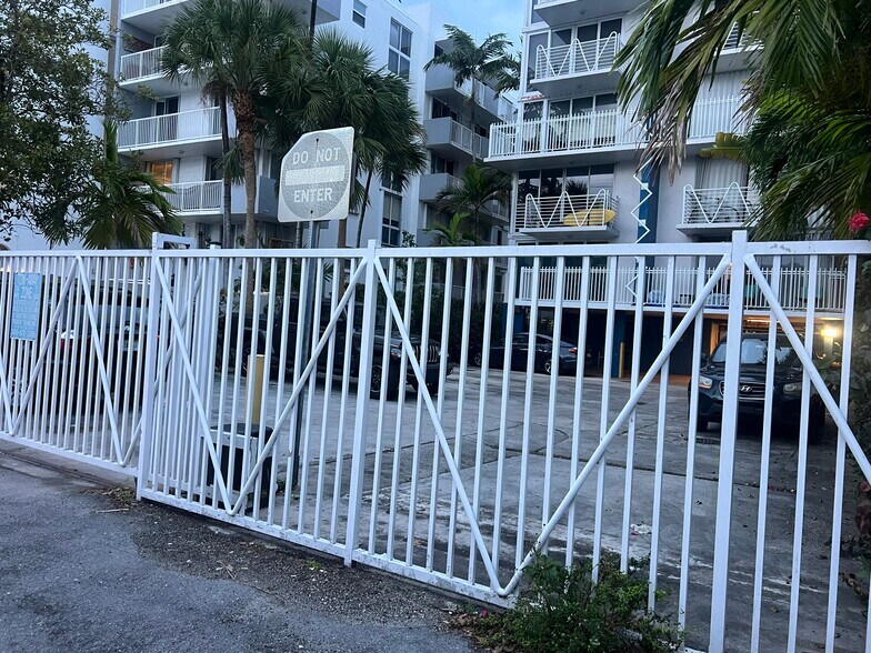 Building Photo - 7824 Collins Ave