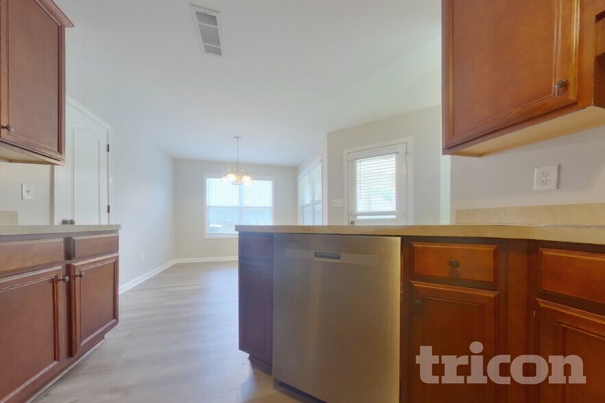 Building Photo - 104 Logan Creek Ct