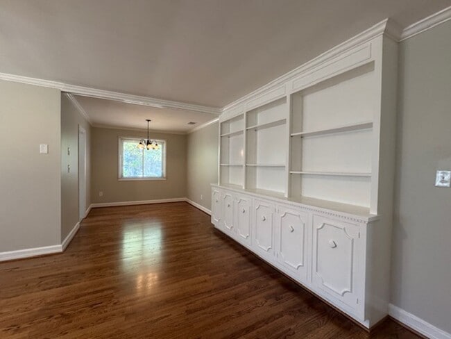 Building Photo - 2 Bedroom, 1 Bath duplex (right side unit) close to downtown Greenville with hardwood floors, a l...