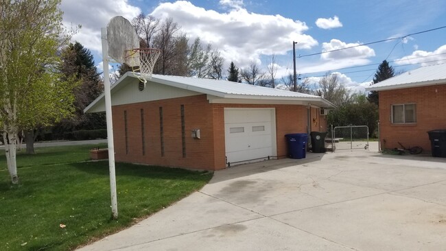 Building Photo - 904 Sherry Dr