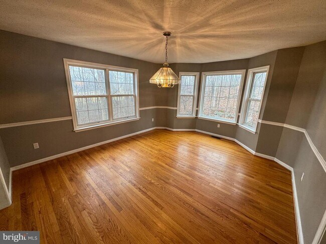 Building Photo - 346 Saddleback Ln