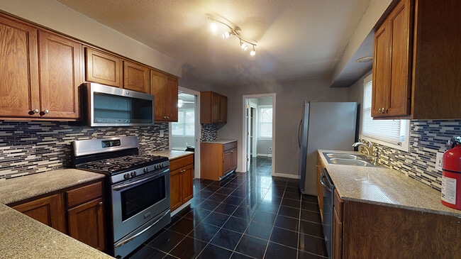 Building Photo - 1022 E Colvin St