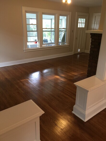 Building Photo - 1128 N Glencove Rd