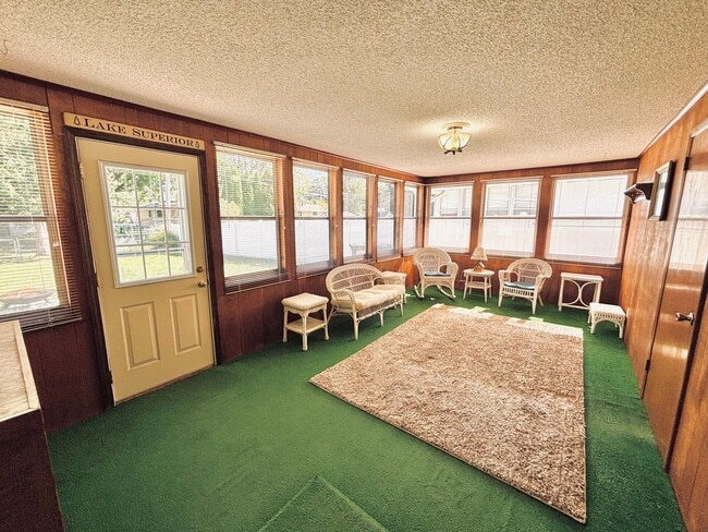 Building Photo - Sprawling 3bedroom 2bath Home in Roseville...