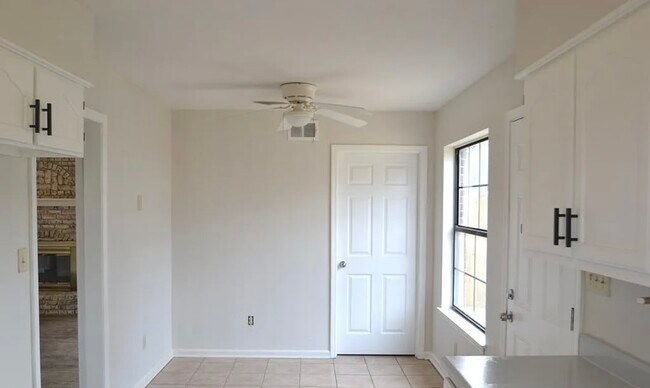 Building Photo - 10087 Hyman Dr