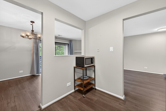 Building Photo - 1700 Lakecliffe Dr