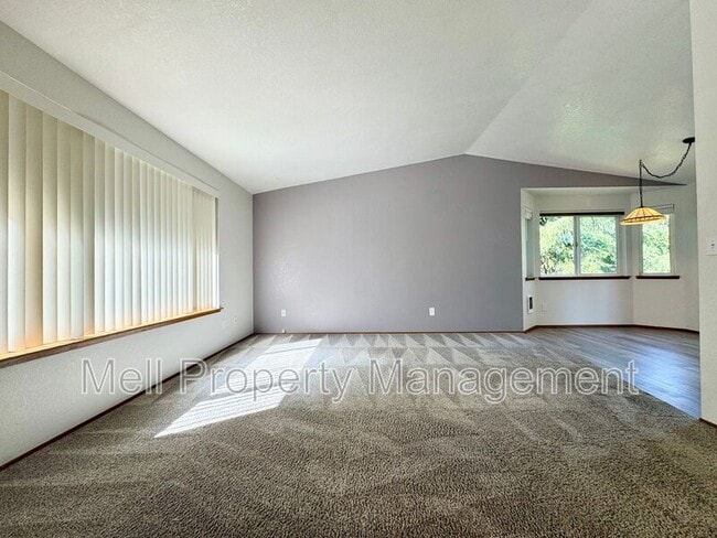 Building Photo - 71 E Rainbow Dr