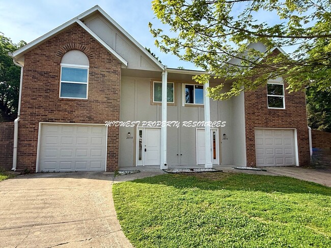 Primary Photo - Large Updated 3 Bedroom/2 Bath Duplex in L...