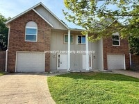 Building Photo - Large Updated 3 Bedroom/2 Bath Duplex in L...