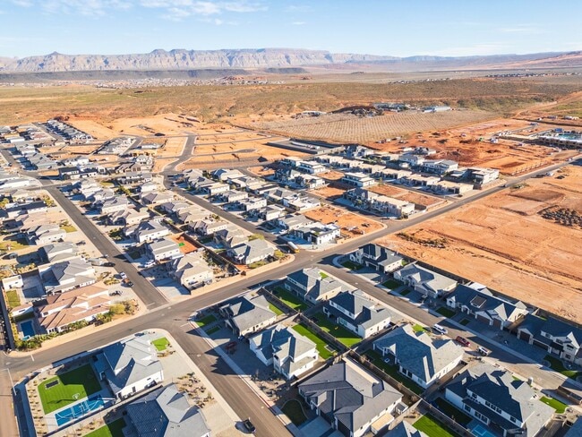 Building Photo - 6 bed / 4 bath / 3 car garage custom home in Pecan Valley