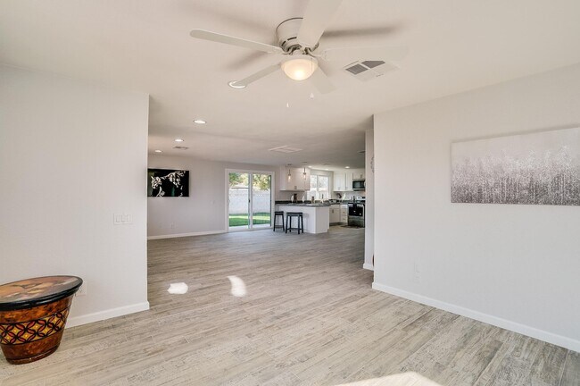 Building Photo - 1804 W Nopal Dr