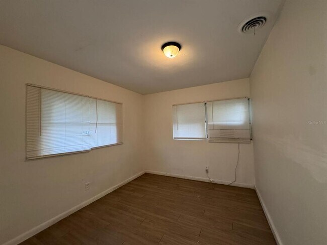 Building Photo - 416 Sun Ct