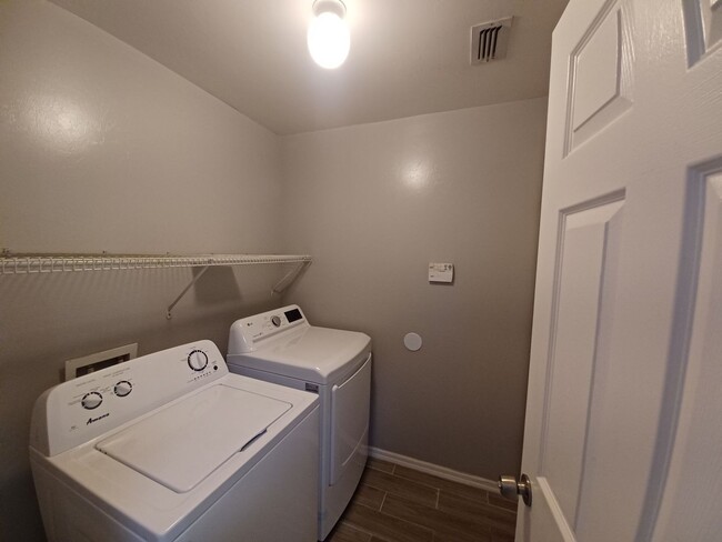Building Photo - 2720 Soaring Hawk Dr
