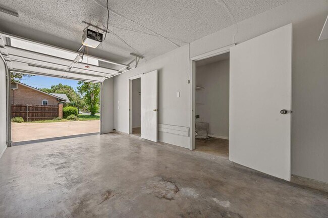 Building Photo - 2712 Thrushwood Dr