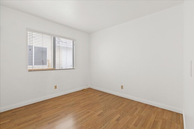 Building Photo - Fantastic 4 Bedroom 1 Bedroom Downstairs, ...