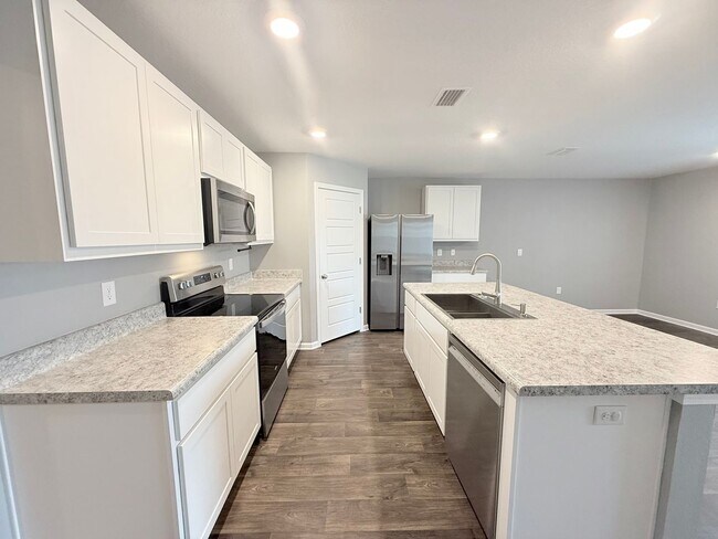 Building Photo - Beautiful 4 Bed/2 Bath Home With 2-Car Garage