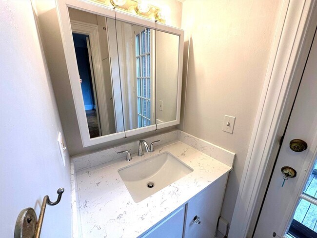 Building Photo - 32 Gloucester St