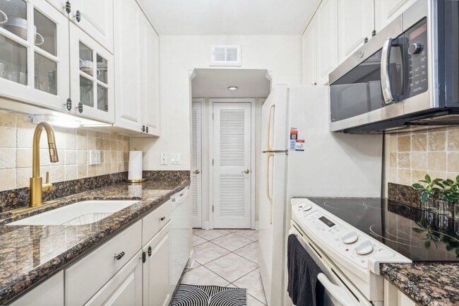 Building Photo - 3325 Bayshore Blvd