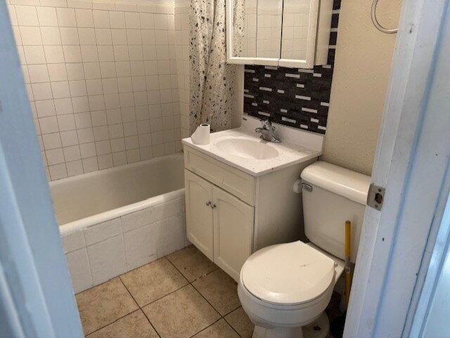 Building Photo - 1 large bed 1 bath upper plus bonus room