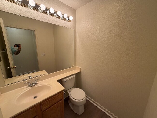 Building Photo - Very Nice 4 Bedroom Home