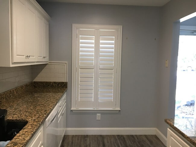 Building Photo - 116 W Middlebury Ln SW