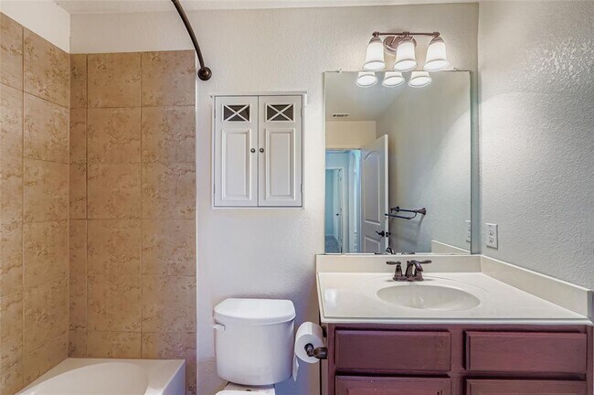 Building Photo - 208 Isabel Ln