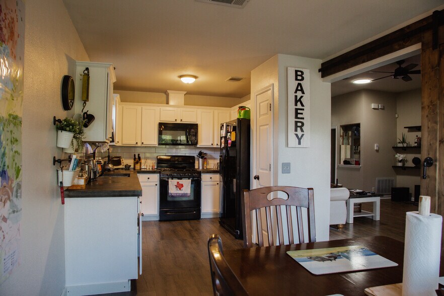 Building Photo - 1907 E 19th St