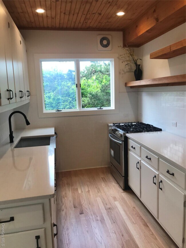 Building Photo - 33 Duneway Ave