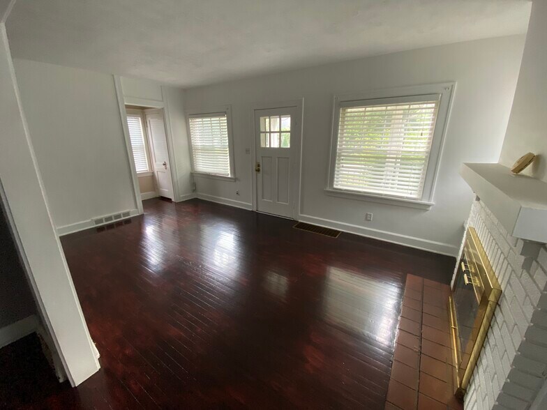 Building Photo - 377 Parkside Dr