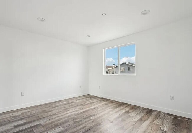 Building Photo - 4BED/3BATH IN BOYLE HEIGHTS!