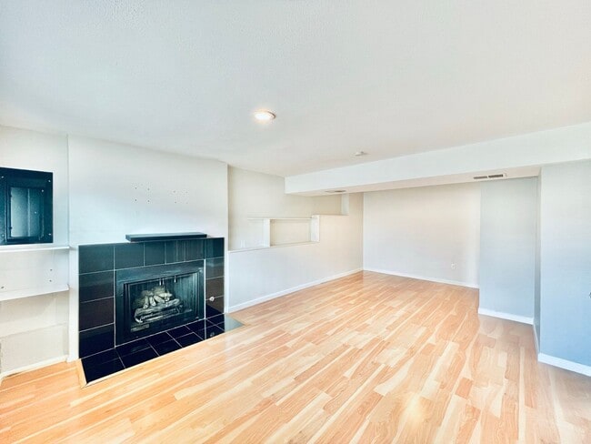 Building Photo - Beautifully Renovated 5 Bedroom House with Large Yard!