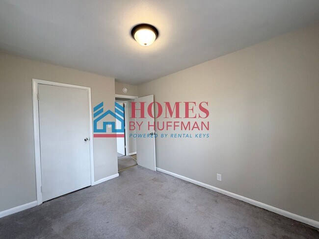 Building Photo - Four Bedroom House