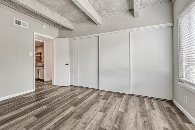Building Photo - Charming 3-Bed Penthouse Condo in Denver with 2 full bathrooms! – Open Floor Plan *Move in specia...