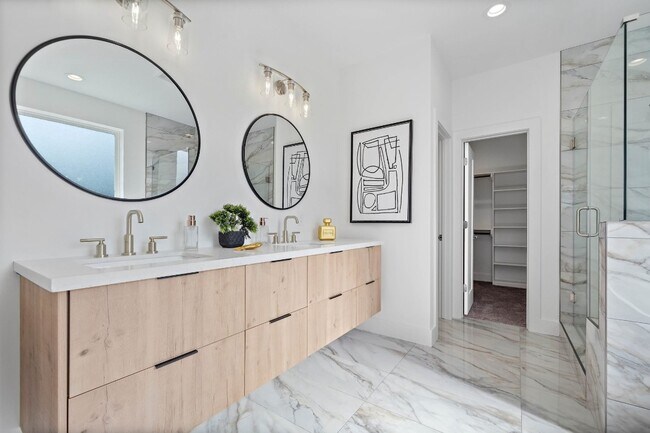 Building Photo - 207 E 38th St