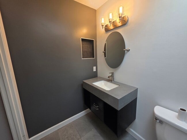 Building Photo - Spacious Town Home in Brighton Heights!