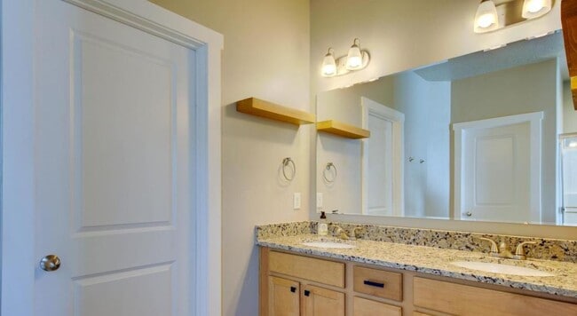 Building Photo - 5587 W Song Sparrow St