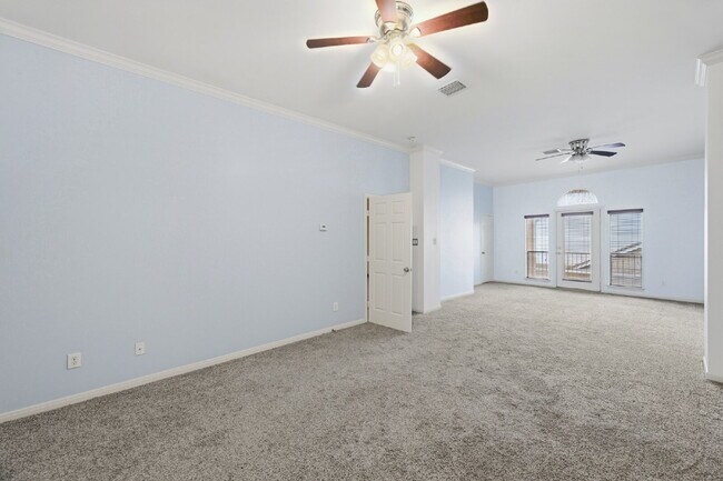 Building Photo - "Chic Urban Living: Spacious 2-Bed, 2-Bath Townhouse in Houston's Heart!"