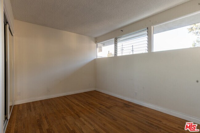 Building Photo - 11131 Rose Ave