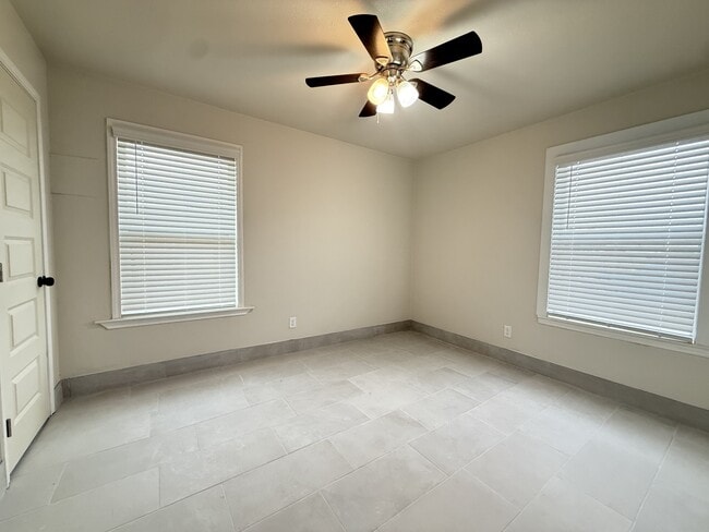 Building Photo - 3100 Thomas Ave