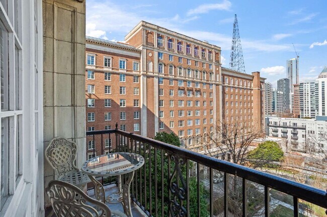 Building Photo - "Modern Comfort Awaits: Spacious 2-Bed, 2-Bath Condo with Elegance in the Heart of Atlanta"