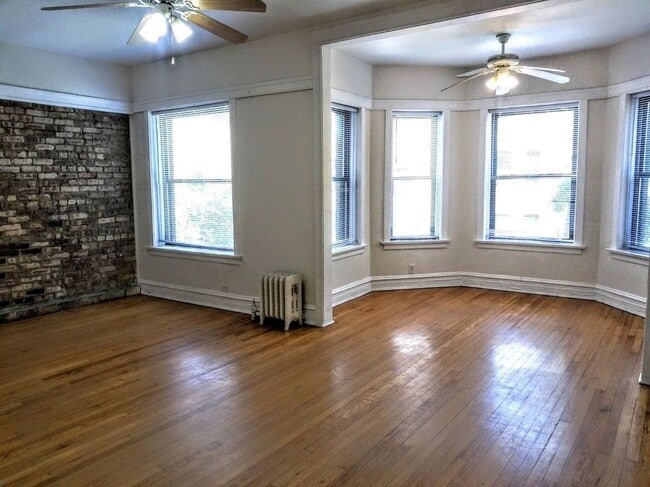 Building Photo - 709 W Cornelia Ave