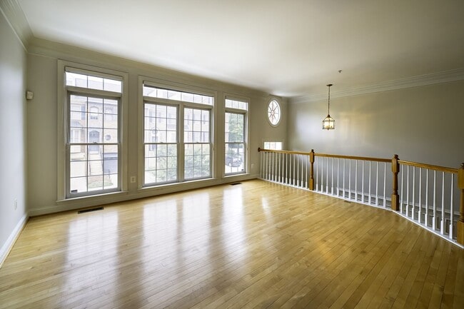 Building Photo - Tower Oaks First-Time Townhome in Rockville is Move-in Ready!
