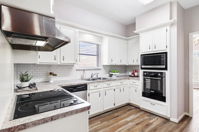 Building Photo - 5402 Summerfield Ln