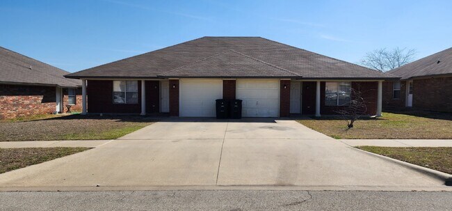 Building Photo - 3204 Toledo Dr
