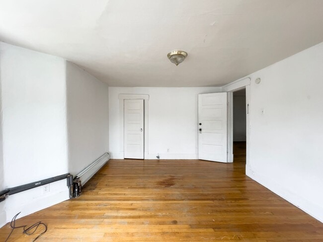 Building Photo - Close to Campus