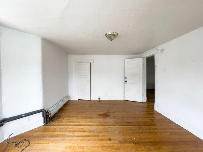 Building Photo - Space, Comfort & Location—Minutes from Ball State